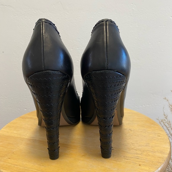 Ferragamo Black Leather Heels with Scallop details - Picture 6 of 10